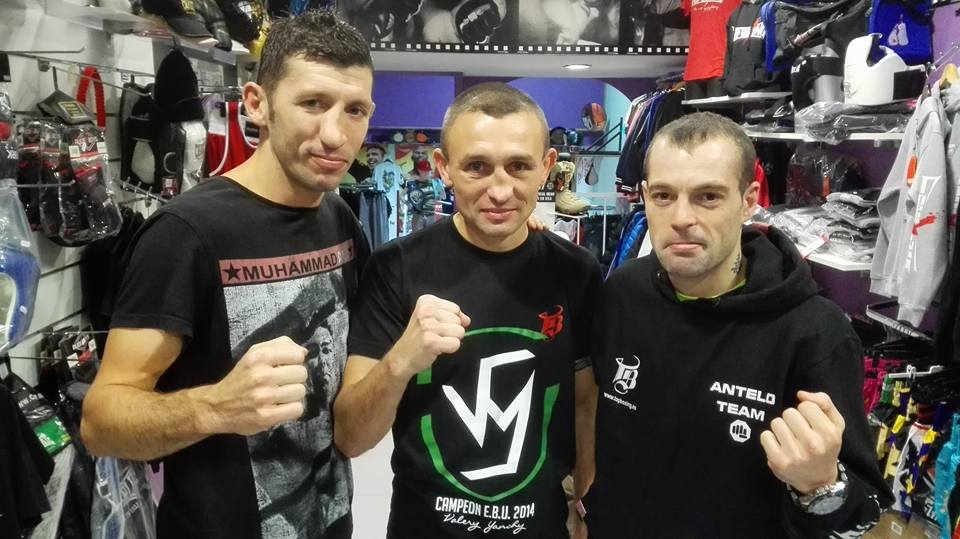 El flamante Campeón Hispano Juan Zapata acudió al pesaje en TopBoxing, para apoyar a sus compañeros de equipo Valery Yanchy Y Moncho Miras . foto Topboxing