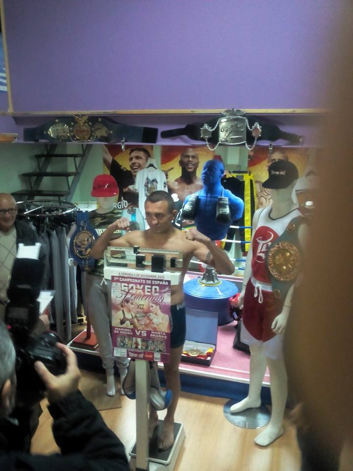 Valery Yanchi en el pesaje efectuado en el santuario de los complementos de los deportes de contacto TopBoxing. foto TopBoxing