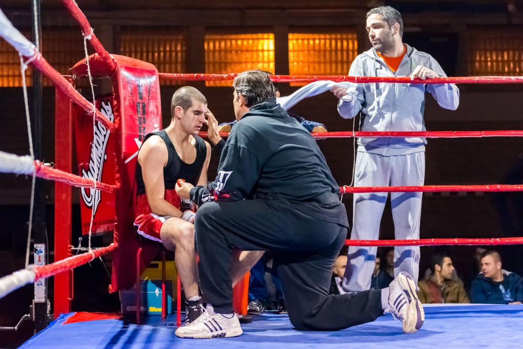 El promotor Jhonnyi Hermida en la esquina con su boxeador. foto Sergy Nigeruk