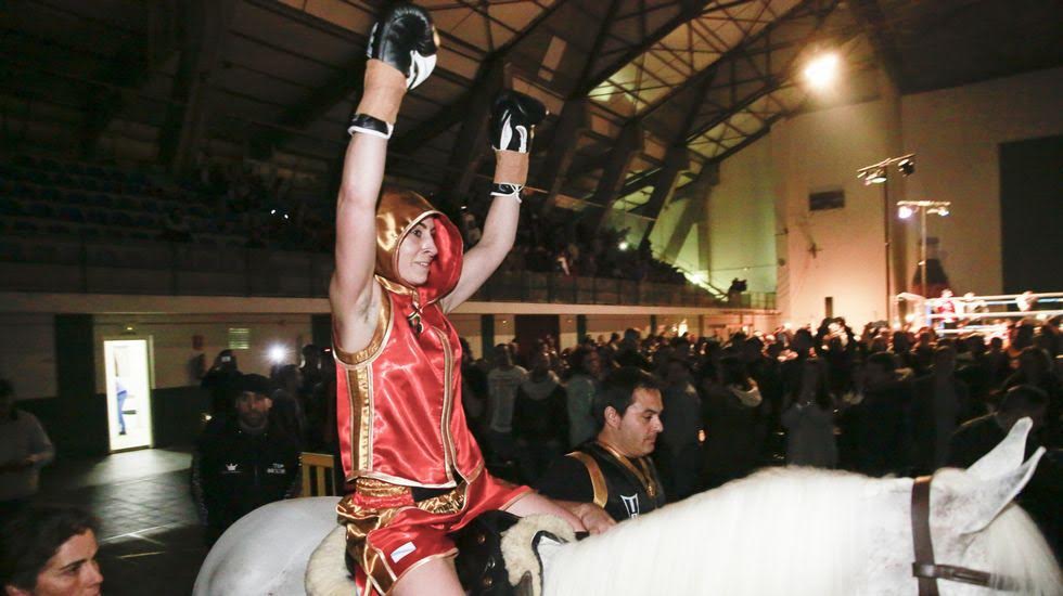 La Potrilla llego al ring side a lomos del corcel.