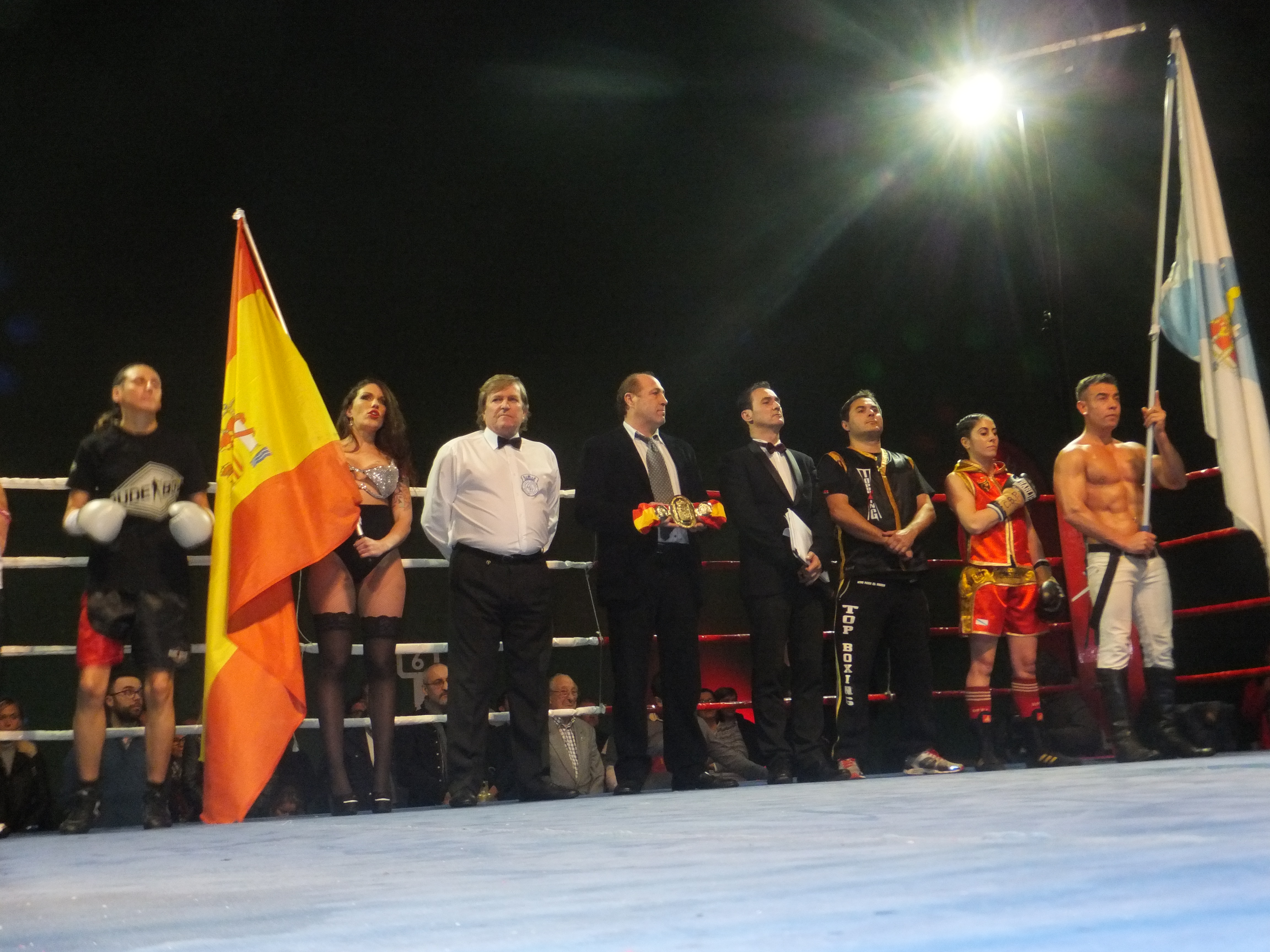 Maribel de Sousa, la abanderada Raquel Da Cuña, el ábitro Olive, Alfonso Redondo, Tony Planas, Chano Planas, Marta Brañas y abanderado gallego.