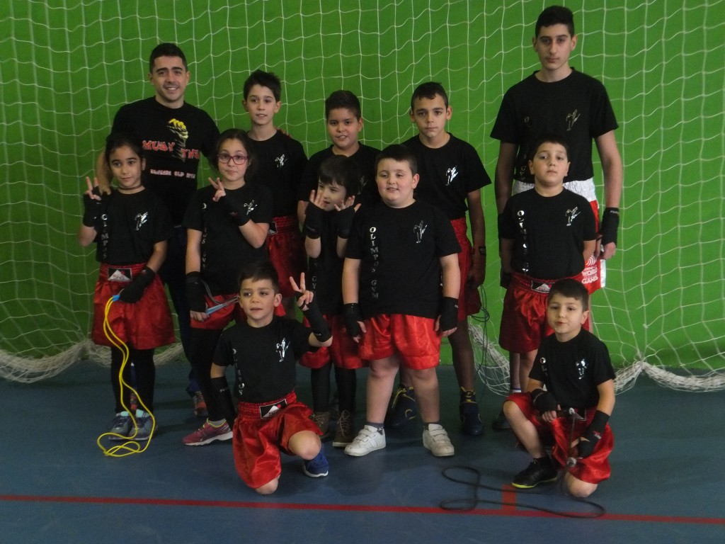 Manu Miguez Junior intentará conseguir el título en el pluma. En la foto con la nueva "cantera" del Olimpo´s.