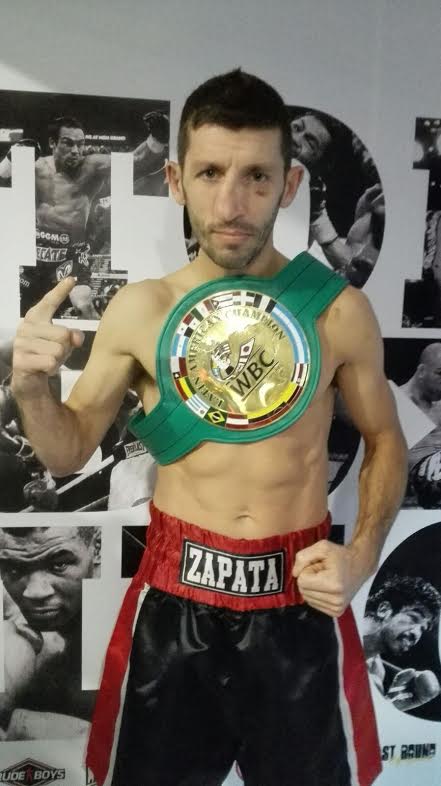 Juan "Boom Boom" Zapata posando en TopBoxing con el Cinturón Latino del WBC,ha sido reconocido como mejor boxeador profesional 2015.