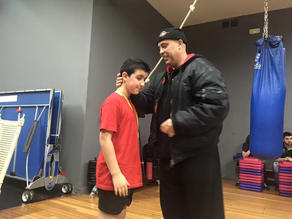 RUBÉN SIMÓN DEL GIMNASIO AYUDE DE MELIDE RECIBE SU MEDALLA DE MANOS DE CARLOS VILARIÑO DEL LUDUS BOX ARTABRUM. FOTO WEB DEL REBOURAS TEAM.