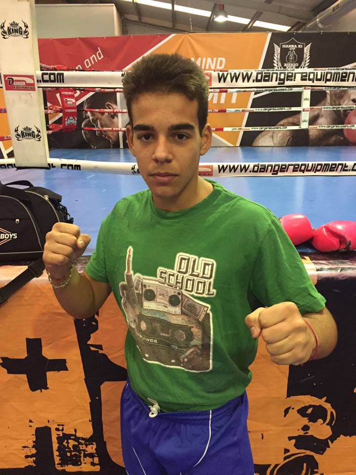 El debutante Stefan jimenez, pupilo de Diego Vazquez encuadrado en el Club Kickboxing Valdeorras. foto cortesía de Mamba 1
