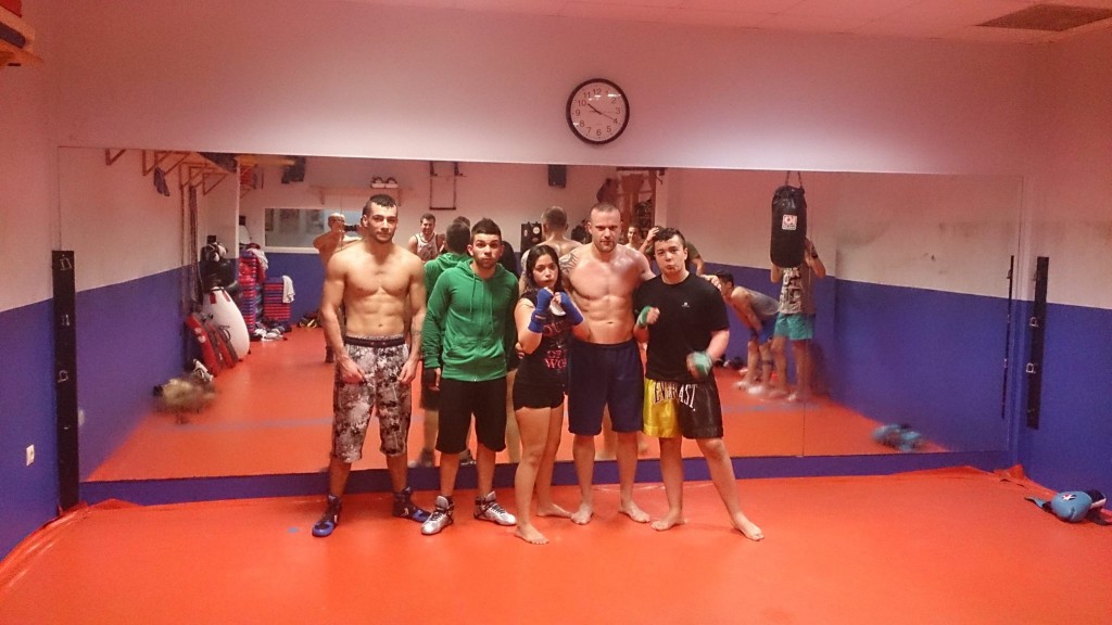 Integrantes del Gimnasio Stadium de Arteixo, durante una alto en el entrenamiento.