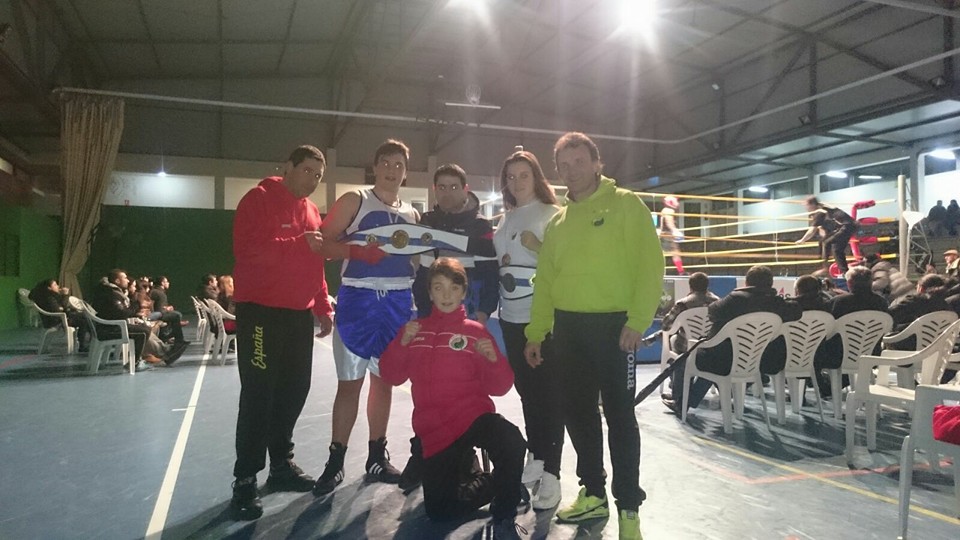 Gran éxito del boxeo de MELIDE. CORA y AARÓN AYUDE alcanzaron el cinturón de CAMPEONES GALLEGOS. En camino aparece una nueva cantera con RUBÉN SIMON y NAHUN AYUDE.