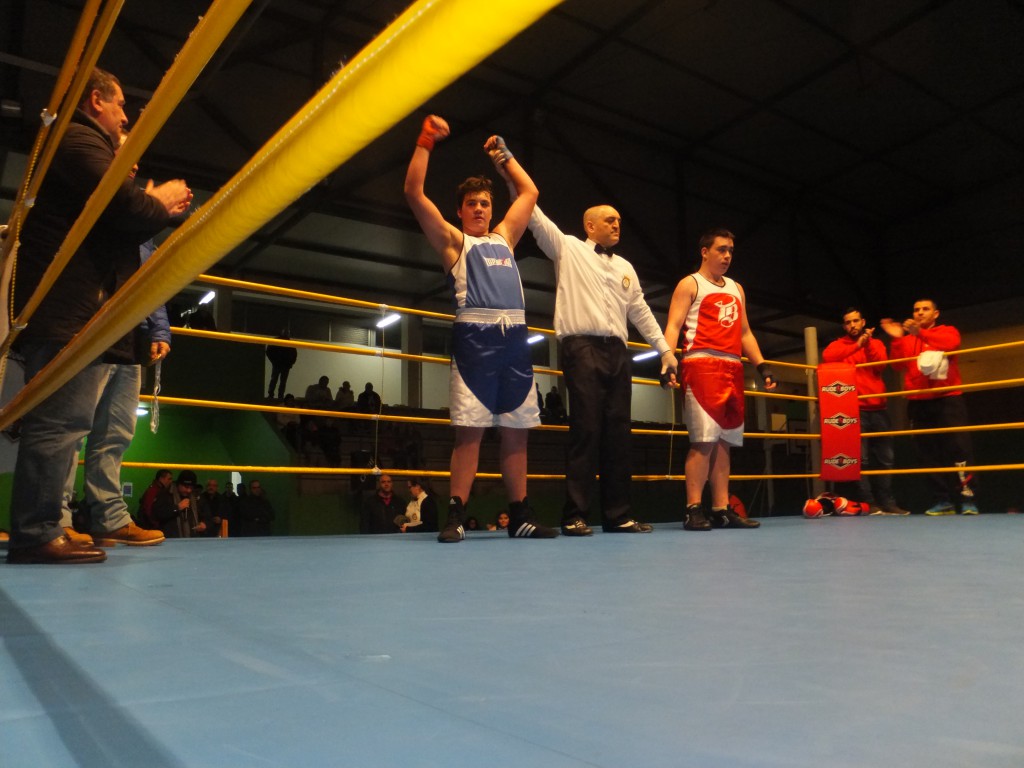 El árbitro señor VILAS levanta el brazo al nuevo Campeón gallego AARÓN AYUDE.