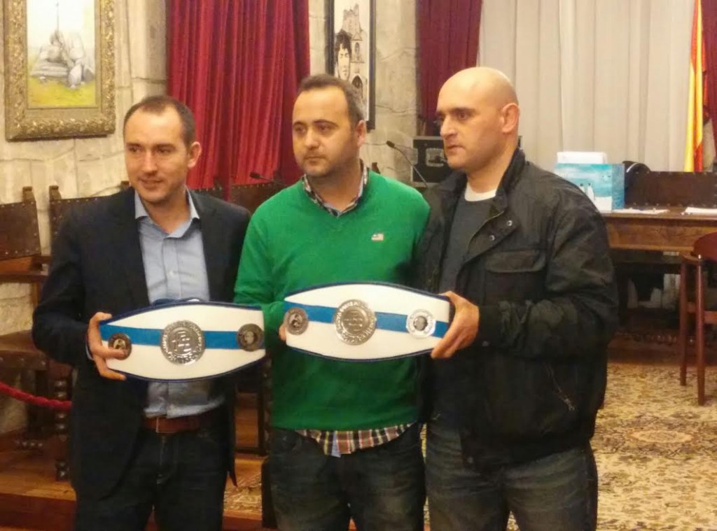 El alcalde de Padrón ANTONIO FERNÁNDEZ, el empresario ANGEL FRESCO y SERGIO SECO un triunvirato en apoyo del boxeo gallego.