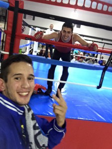 MANU MIGUEZ sobre el ring, y J. LUIS SILVA conponentes del Gym Olimpos de Orense.