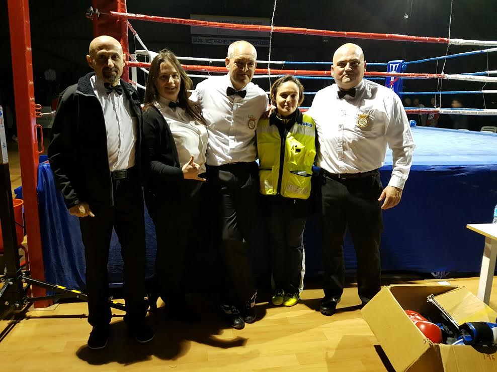La terna arbitral con la doctora de ring. De izda a drcha.: FRANCISCO CASTRO, EVA MARIA SÁNCHEZ, JOSÉ M. VILAS, doctora MELISANDRA RUBIO Y J. LUIS TOURIÑO. foto cortesía E.M.S.R.