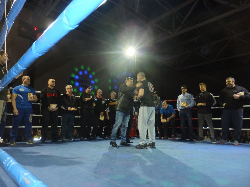 El Alcalde del Concello de Riveira homenajeó a los artífices del resurgir del boxeo gallego. En la imagen rntregando el trofeo a Israel Benitez. boxeo