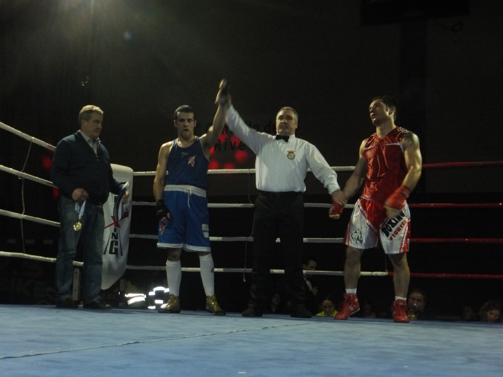 ROCKY ALVAREZ impuso el fajín de su 5º Campeonato a AARÓN GONZALEZ.