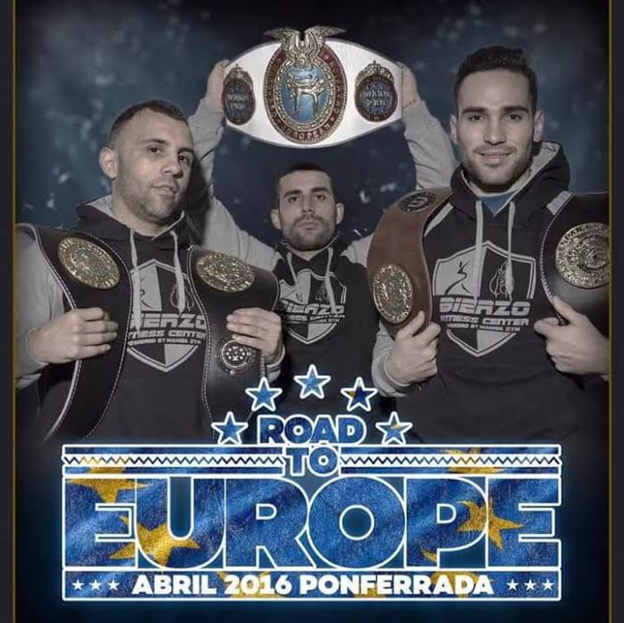 DIEGO VÁZQUEZ exhibe un Cinturón Europeo en medio de los fighter`s TITO MACIAS y CRISTIÁN TORRES. foto cortesía J. J. Pardo