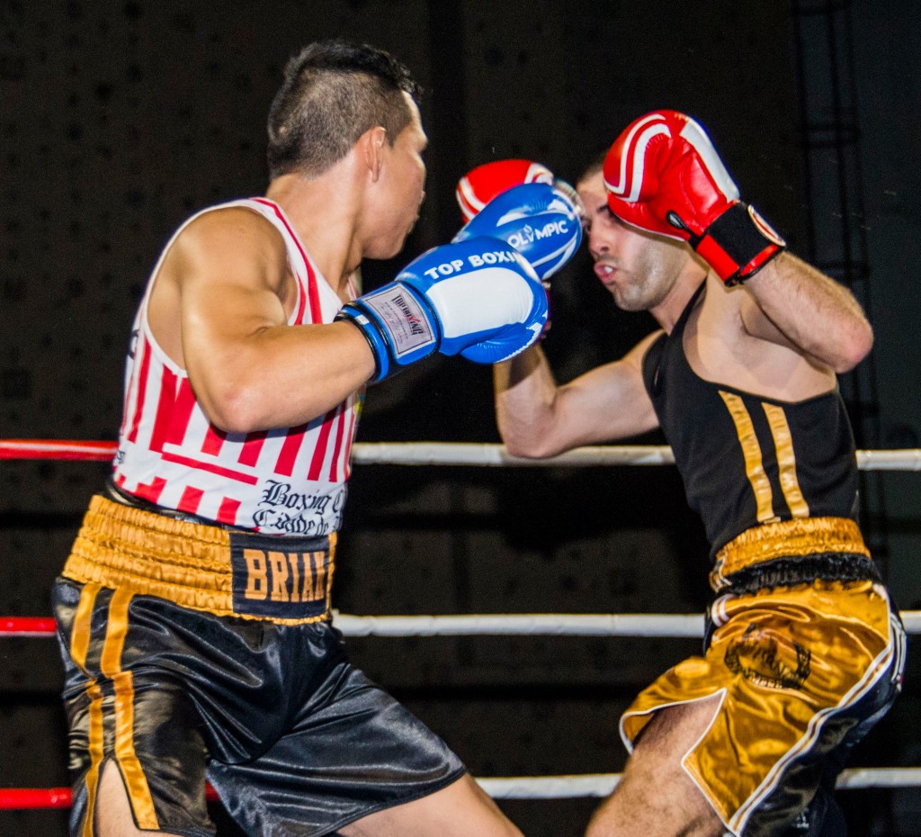 Excelente instantnea de´l combate anterior entre BRIAN ARANIBAR y ADRIAN MIRAZ, captada por la cámara de JUAN DEL RIO.