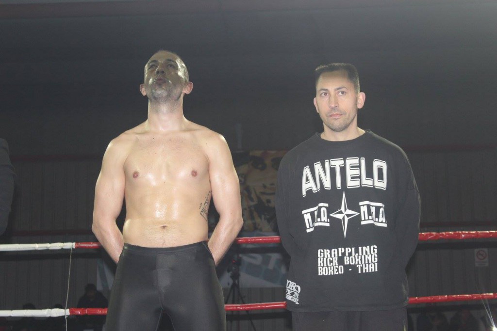 RAMIRO "REPO" BREY Y JOSÉ ANTELO 007 , escuchan el himno gallego en su combate por la disputa del título gllaego neo/pro de Savate,