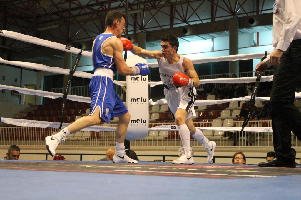 Gran instántanea del combate entre Manu Miguez y 