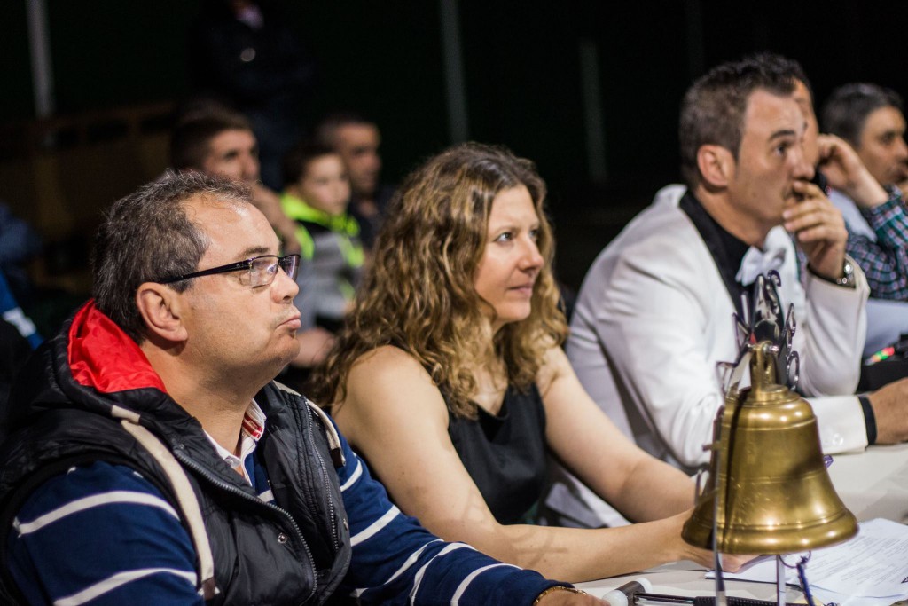 La vicepresidenta MONTSE PÉREZ con el presidente MANOLO PLANAS a su derecha en la mesa federativa. Foto JUAN DEL RIO.