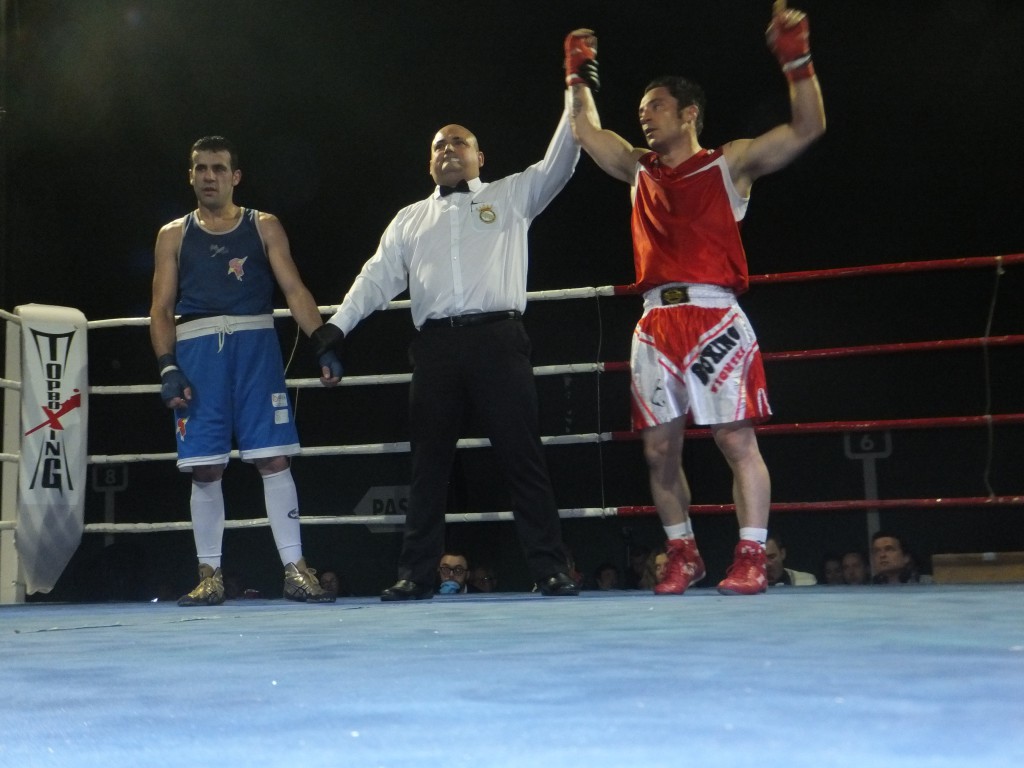 Diego " O Ferro " Couceiro alcanzó el triunfo ante Aarón " The Thunder" González.