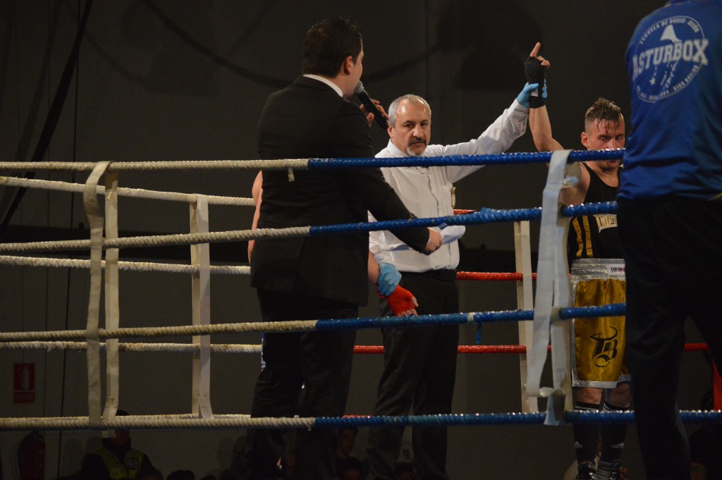 El ídolo del Barrio de las Flores ELOY FIGUEIRA realizó un gran combate ante el asturiano CRISTIAN DE JESÚS.