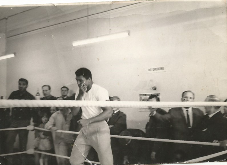 URTAIN y COOPER tuvieron al más grande, como adversario común. En esta foto enviada desde UK por mi amigo JESÚS MANUEL SANTÁS POSSE, podemos observar en un entrenamiento público a CASIUS CLAY, ERNIE TERREL, al fondo a la izda. y HENRY COOPER a la dcha, como espectadores de excepción.