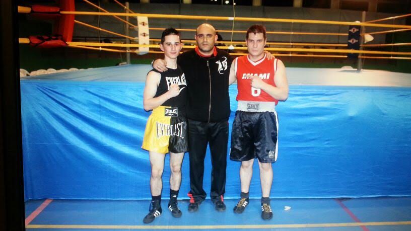 SERGIO SECO (c) flanqueado por los triunfadores de la noche padronesa de boxeo, CRISRIAN TEIRA (izda) y CARLOS PADÍN.
