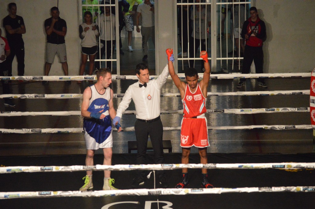 Entre dos excelentes boxeadores, se impuso YDNE SUBIÑAS a OSCAR BLANCO. foto Juan Barral