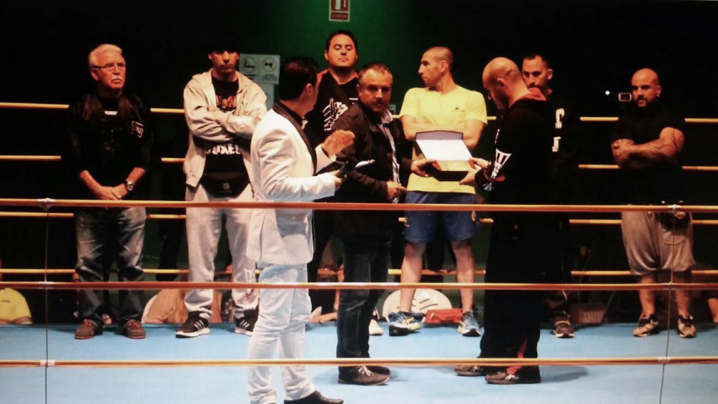 El concejal de Deportes ÁNGEL SANMARCOS, hace entrega a SERGIO SECO de una placa como reconocimiento del CONCELLO DE PADRÓN a la labor desempeñadaen pro del boxeo comarcal.