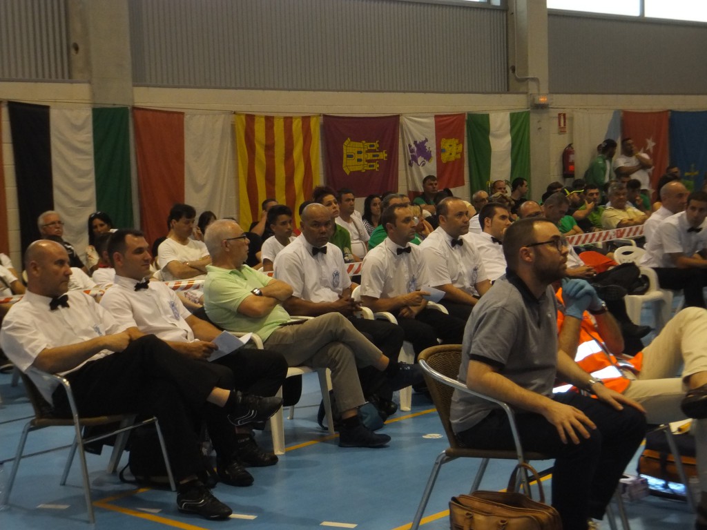 Otra instantanea de la gran expectación en el Polideportivo ayer. En primer termino los Arbitros, al fondo la zona VIP.