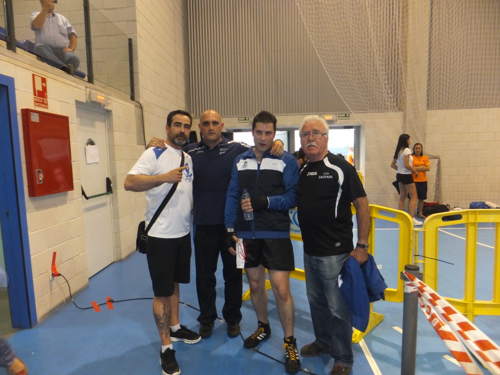 MANU DIEZ del Clib Abuelo.Box, SERGIO SECO del Club Boxing Padrón, JUAN CARLOS PADIN y el decano del boxeo gallego FRANCISCO AMOEDO del Club Saudade. Foto Barral.