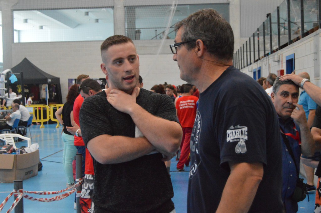 Mucha gente del boxeo acudió a apoyar a la selección gallega de boxeo. desde lugo se desplazó el aspirante al ti´tulo profesional del peso medio Albert O Piña Piñeiro acompañado de su entrenador Miki Sanchez y varios componentes del Club Xan Perez, y con ellos el gerente del afamado restaurante España de Lugo Hector López. En la imagen , O Piña charla con el excampeón nacional de boxeo profesional, y en la actualidad entrenador, Alfredo Naveiras al que se le recuerda desde los tiempos en que defendió su título de España en la ciudad amurallada ante José Luis Álvarez. Foto Juan Barral. 