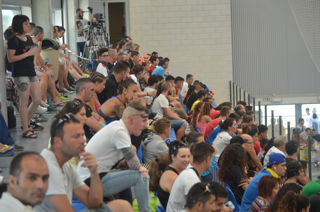 La masiva afluencia de público al Polideportivo Novo Mesoiro, fue una constantae durante todas las jornadas de los campeonatos. Al fondo se puede apreciar las cámaras y trípodes de distintos medios de comunicación que sigueron las eliminatorias. Foto Juan Barral