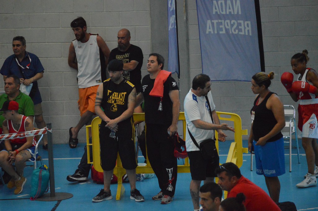 A tres escalones de la gloria nacional dentro del boxeo femenino. Eso es lo que separaba en esos momentos a Estefanía Mendes de rojo y con los guantes preparados, de su título de España. al fondo y de izquierda a derecha toni, Sergio Louzan Barreiro, Iñaki Riveiro Varela 