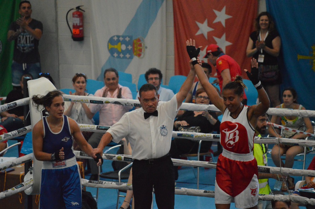 Estefanía Mendes Andrade en el momento de ser proclamada Campeona de España de la división ligero. foto Juan Barral