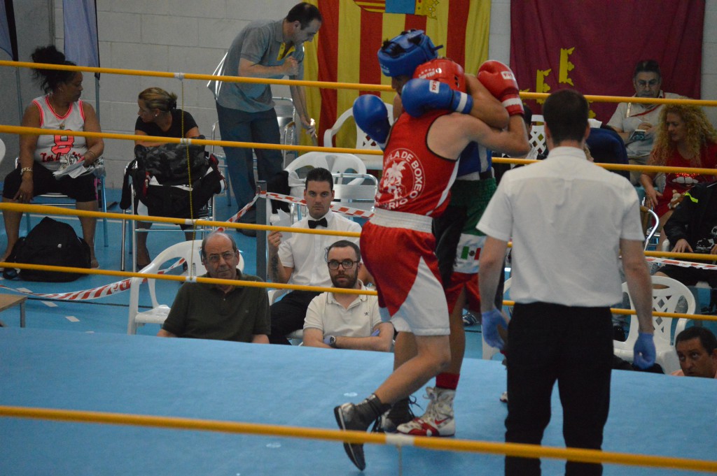 En primer término los médicos de ring Enrique Antelo y Alejandro Mejuto, siempre atentos a velar por la seguridad física de los competidores que acudieron a la 84 edición de los Campeonatos de España de Boxeo Aficonado celebrados en A Coruña. Al fondo , a la izquierda el cortes y servicial conserje del Polideportivo Municipal de Novo Mesoiro Suso Codesal dechado de eficiencia y cordialidad. Foto Juan Barral.