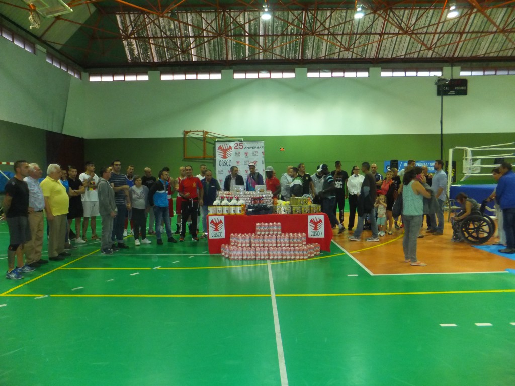 Los organizadores y los protagonistas del evento deportivo, oficiaon simbolicamente la entrega A Sonia Valbuena e Iván Casanova.