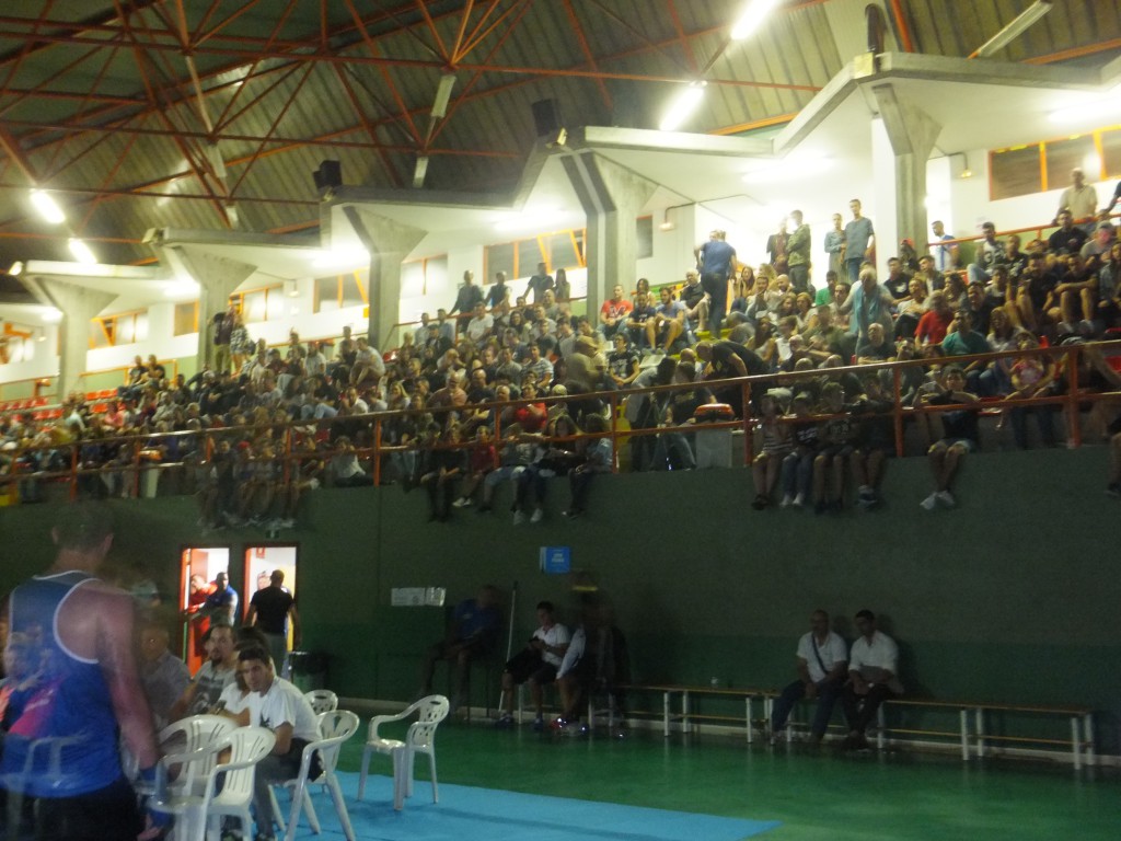 La buena velada de boxeo en el BARRIO de LAS FLORES, organizada por PlanasBox y Ludus Box, contó con numerosos seguidores