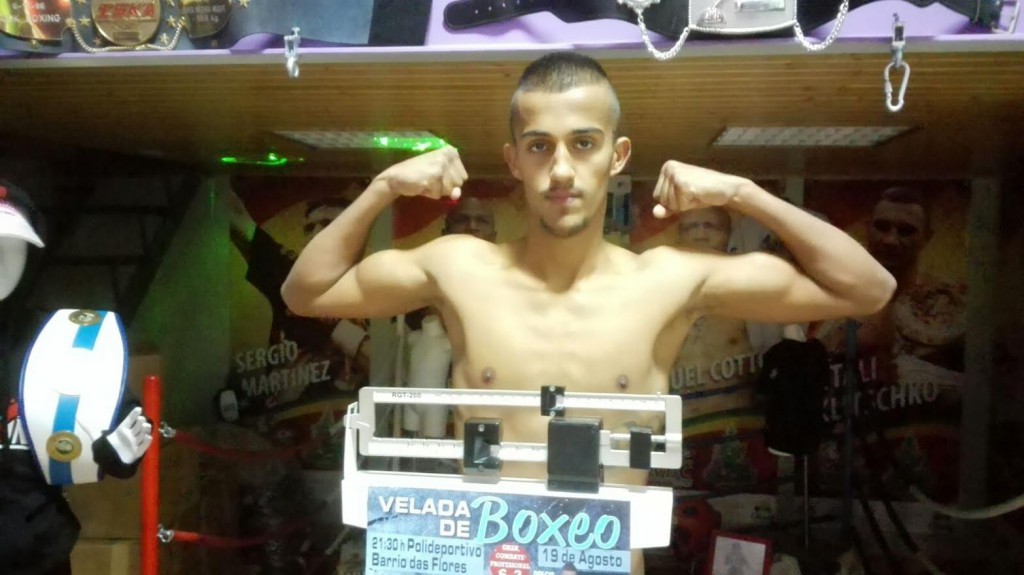 NAUMAN CHAUDHARY FUENTES  durante el pesaje oficial en TopBoxing.