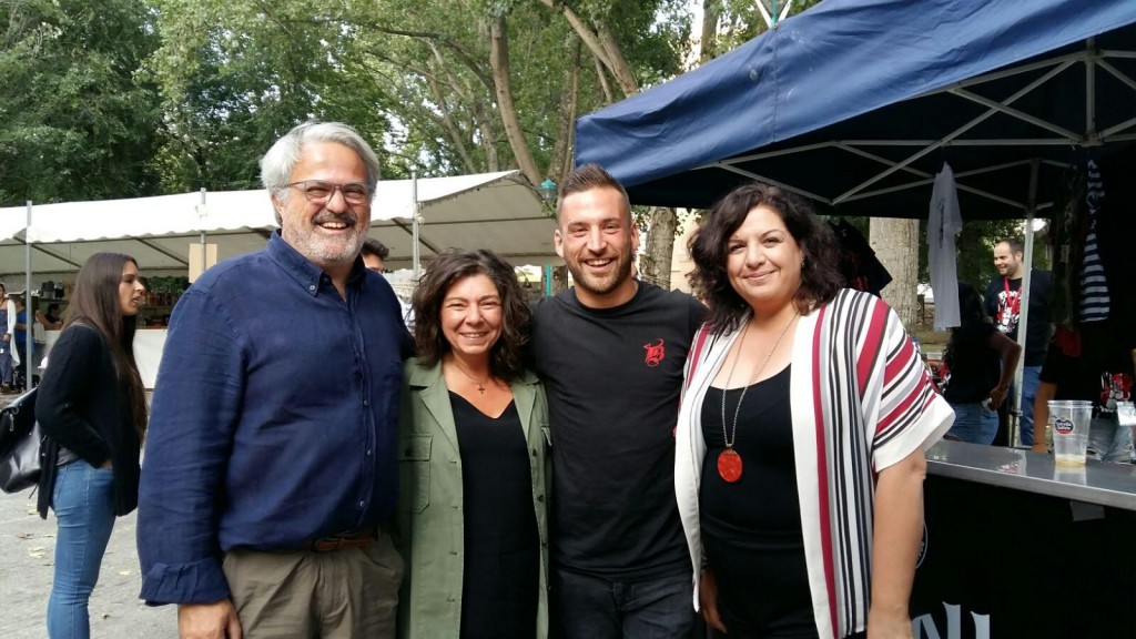 Los ediles coruñeses ROBERTO COIRA , BEGOÑA FREIRE, Y MARIA LUISA CID, arroparon a ELOY FIGUEIRA LÓPEZ (2º drcha) durante la lectura del pregón del Barrio de las flores.