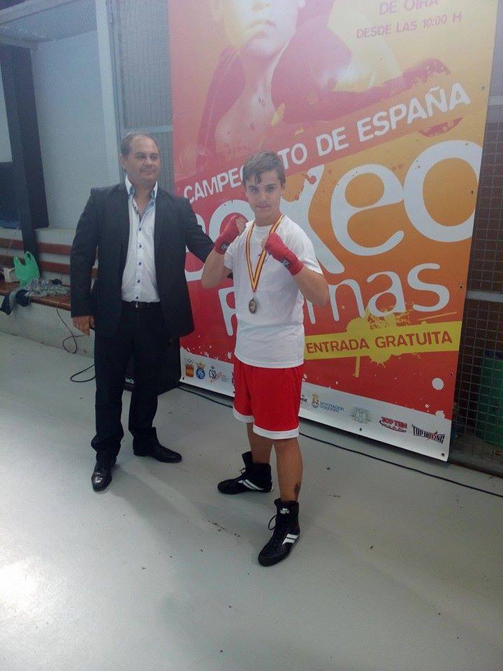 CARLOS R. ONANDIA, Campeón de España en la modalidad de Manoplas y Bronce en Sombra, recibió su medalla de Oro del presidente de la FGB Manuel Planas.