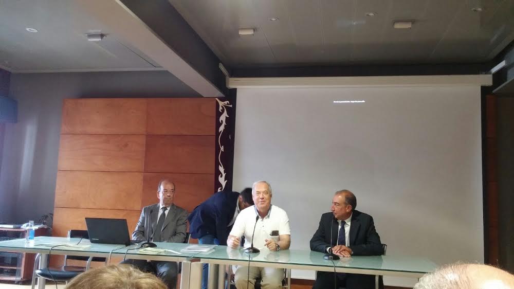 Los directores Enrique Antelo y javier Pombo, flanquean al Alcalde Ramón García. foto Vilas Carrillo.