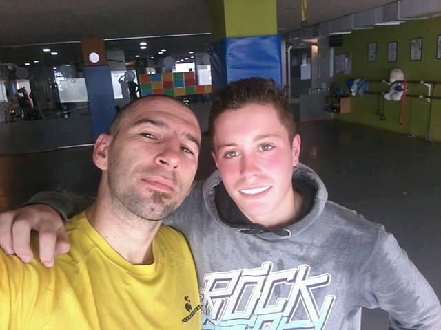 ÁNGEL " LA TORTUGUITA " LÓPEZ , en la imagen con su entrenador ISRAEL BENITEZ, consiguió un triunfo muy esperanzador.