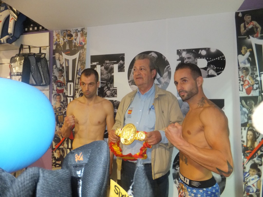 MONCHO MIRAS, el presidente de la FEB y SAÚL TEJADA durante el pesaje oficial en TopBoxing.