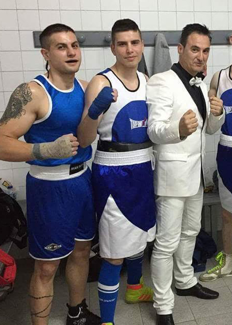 (izda) Cristian Toledano del BKC y Olmo de Paz del Abuelo-Box competiran por el campeonato por clubes. A su lado Toni TopBoxing.