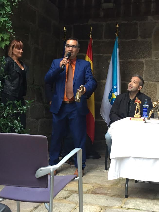 LA VOZ DE GALICIA fue distinguida como mejor medio de comunicación por su apoyo y divulgación del deportes de los guantes en Galicia. Representando a la hegemónica cabecera gaallega, acudió a recibir el galardón Paulo Alonso jefe de la seccíón de deportes de la delegación de La voz en Orense. foto E. S.