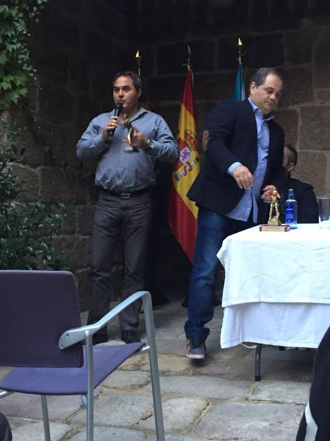LUCIANO PLANAS OTERO ha sido doblemente galardonado durante el ejercicio boxistico del curso 2015. Una como mejor entrenador del año al conseguir que sus púgiles, tanto aficionados como profesionales, alcanzarán títulos, autonómicos, nacionales e internacionales. Y otra como mejor club del año al formar parte de la dirección Técnica del BOOXEO Y KICKBOXING CORUÑA por ser el gimnasio aglutinador de los mayores logros cosechados por un club gallego a lo largo del año. E. S.