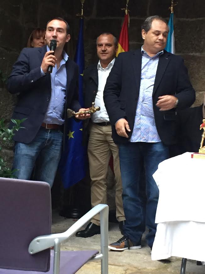 ANTONIO FERNANDEZ ANGUEIRA alcalde del CONCELLO DE PADRÖN recibió el galardón a la mejor institución pública por la ayuda y apoyo al boxeo de la comarca de Iria Flavia en cuyas instalaciones deportivas se celebrarón los últimos campeonatos gallegos de boxeo olímpico, amé de otros torneos de ambito autonómico.