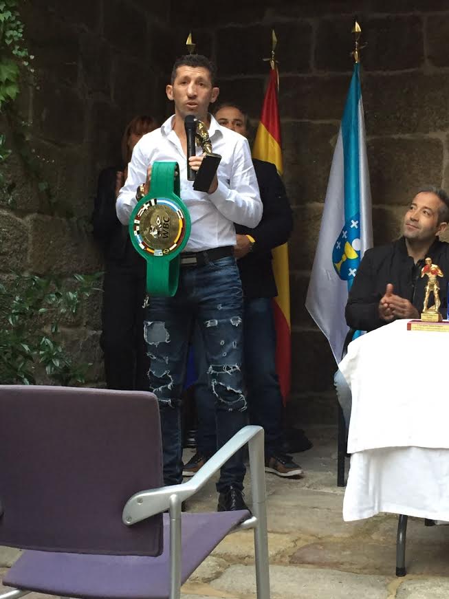 JUAN ZAPATA FERREIRA el bravo Boom Bomm de Eiris ( Coruña ) dos veces aspirante al titulo nacional superligero y ganador del Cinturón Latino del WBC fue elegido mejor boxeador profesional del curso boxístico 2015 por el comité de honores de la FGB.