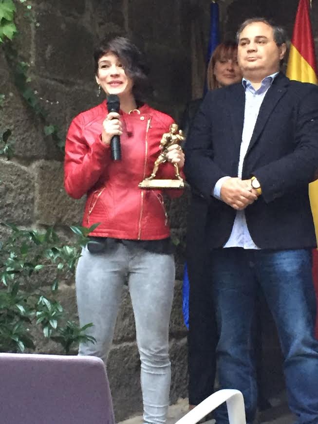 ROCÍO SUÁREZ GIÓN se llevó el galardón a la mejor boxeadora en categoría olímpica. La estudiante de Ciencias del Mar y futura Oceanógrafa, está en posesión de uno de los más envidiables palmares del actual boxeo amateur femenino. medallas de todos los metales provenientes de campeonatos nacionales, internacionales y autonómicos formna el fondo de trofeos de su particular vitrina.
