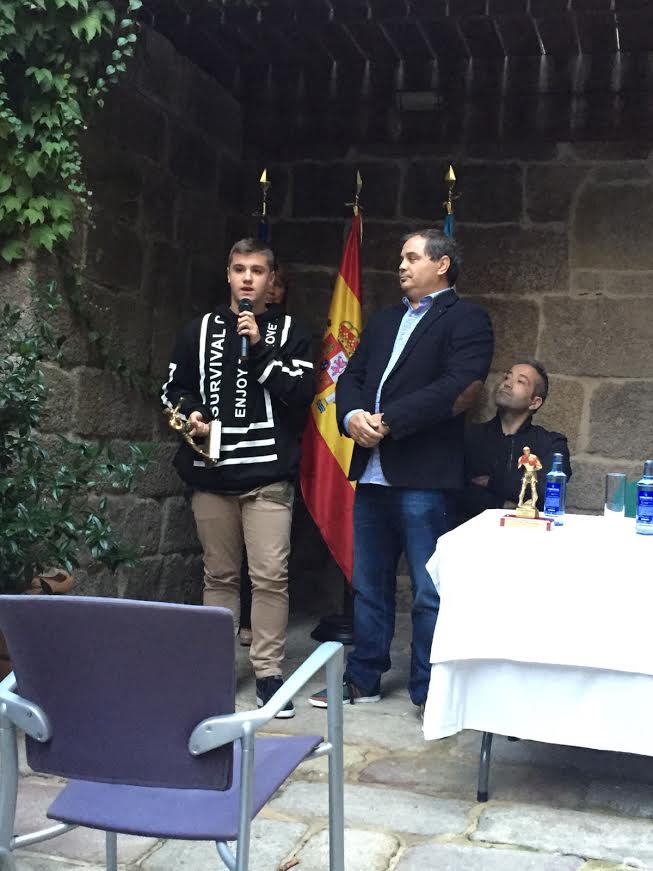 CARLOS RODRIGUEZ ONANDÍA es el mejor competidor infantil ( en esta categoría se compite sin contacto ) . Campeón de España de Formas de Boxeo es, además, destacado competidor de otras disciplinas en las que ha alcanzado galardones europeos. Forma parte del elenco de alumnos del flamante Kombat.Rias Baixas que iniciará su andadura como gimnasio mixto en este mes de octubre. E.S,